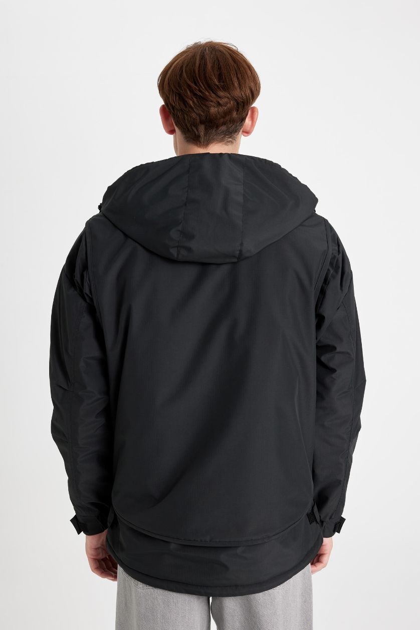 Erkek Siyah Regular Fit Baskı Detaylı Kapüşonlu Fermuarlı Cepli Mont