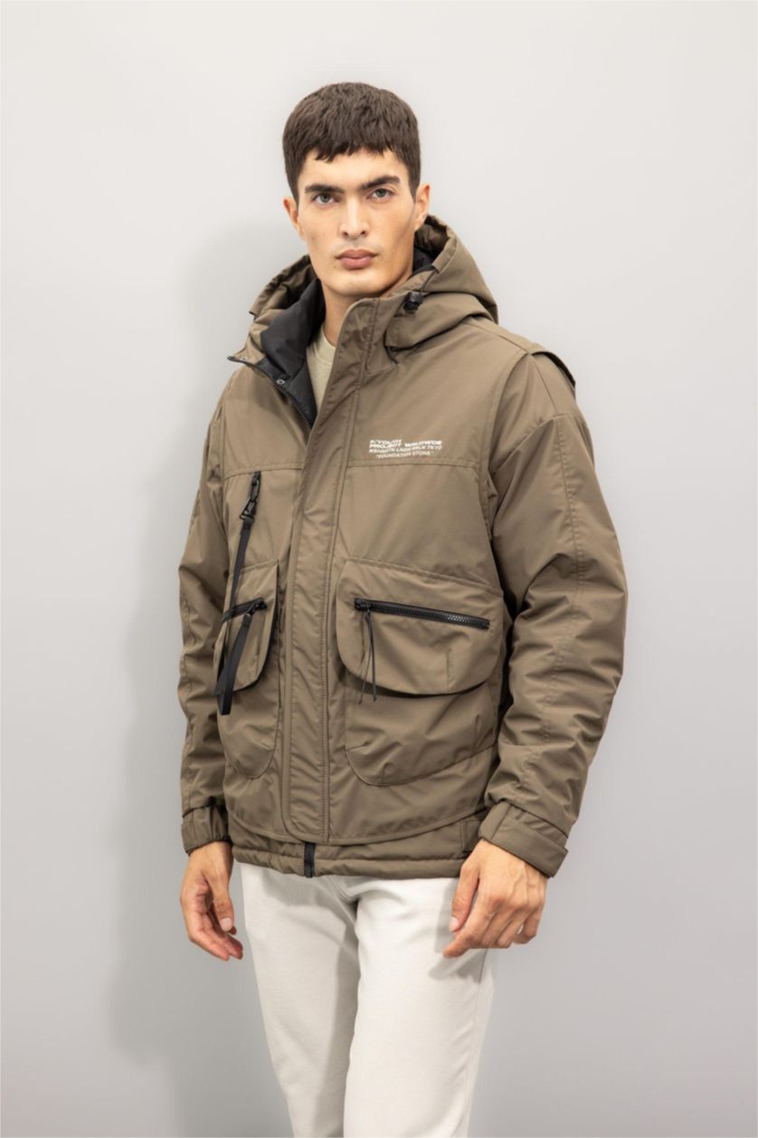 Erkek Haki Regular Fit Baskı Detaylı Kapüşonlu Fermuarlı Cepli Mont
