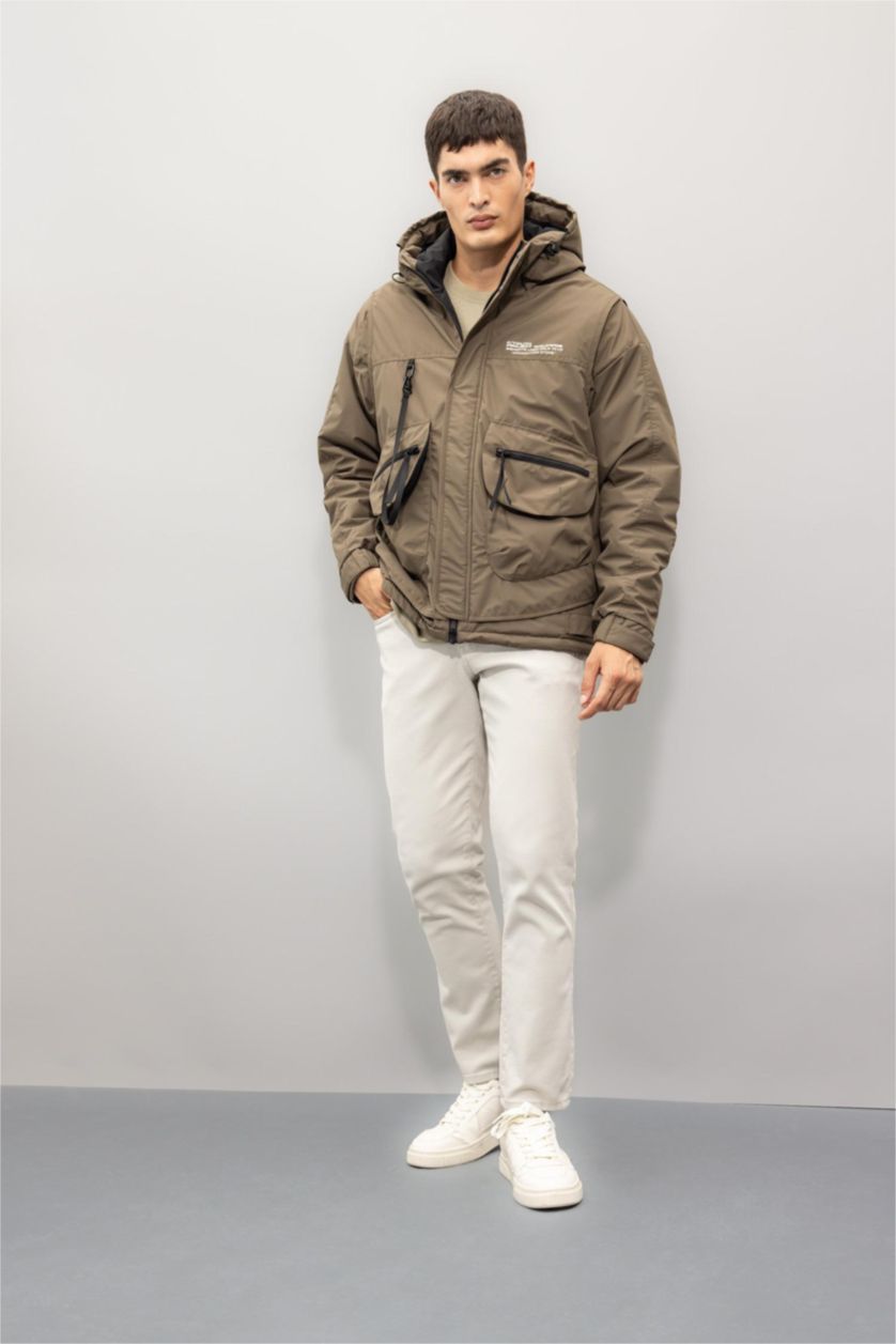 Erkek Haki Regular Fit Baskı Detaylı Kapüşonlu Fermuarlı Cepli Mont