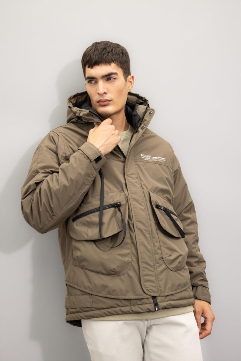 Erkek Haki Regular Fit Baskı Detaylı Kapüşonlu Fermuarlı Cepli Mont