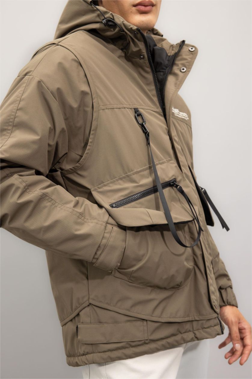 Erkek Haki Regular Fit Baskı Detaylı Kapüşonlu Fermuarlı Cepli Mont