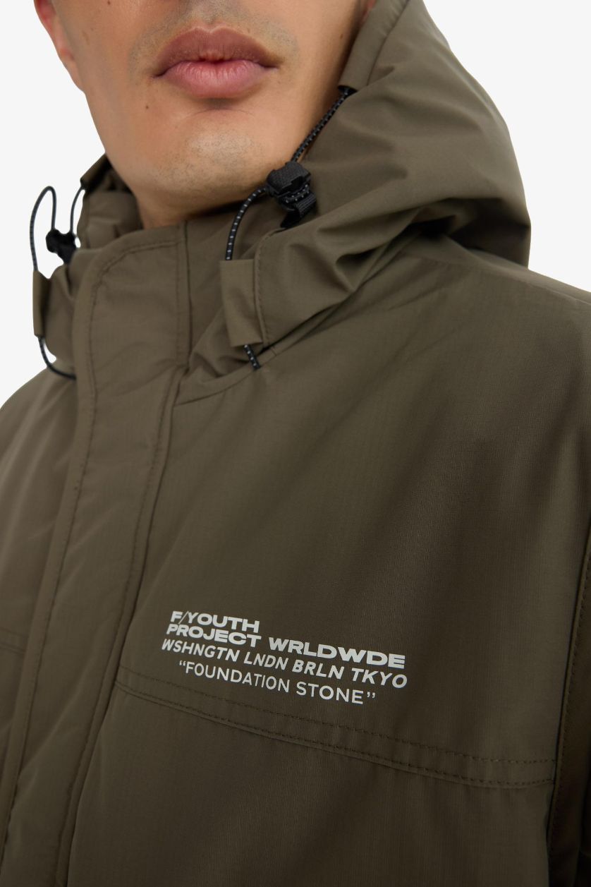 Erkek Haki Regular Fit Baskı Detaylı Kapüşonlu Fermuarlı Cepli Mont