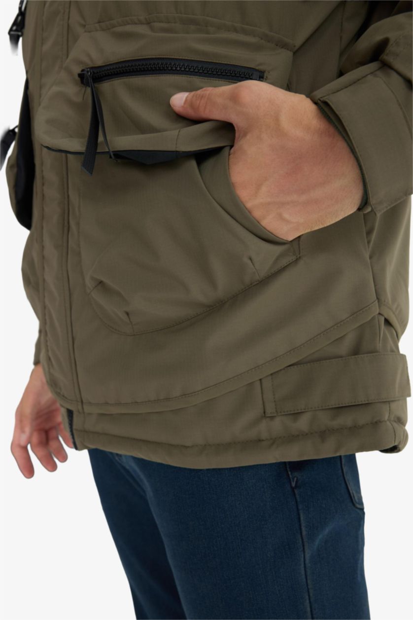 Erkek Haki Regular Fit Baskı Detaylı Kapüşonlu Fermuarlı Cepli Mont