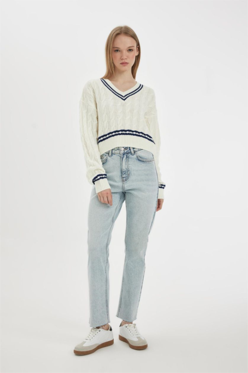 Kadın Ekru Regular Fit V Yaka Saç Örgülü Çizgili Triko Kazak