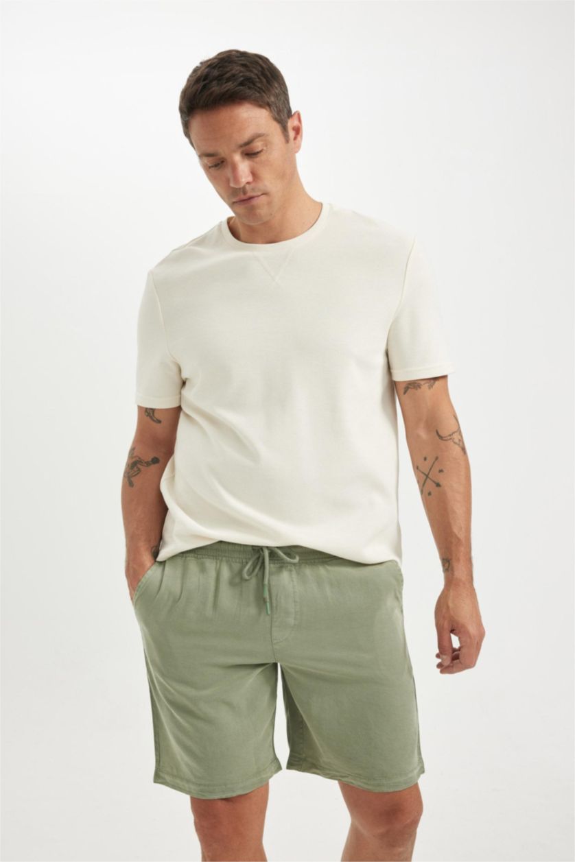 رجال أخضر شورت قصة عادية