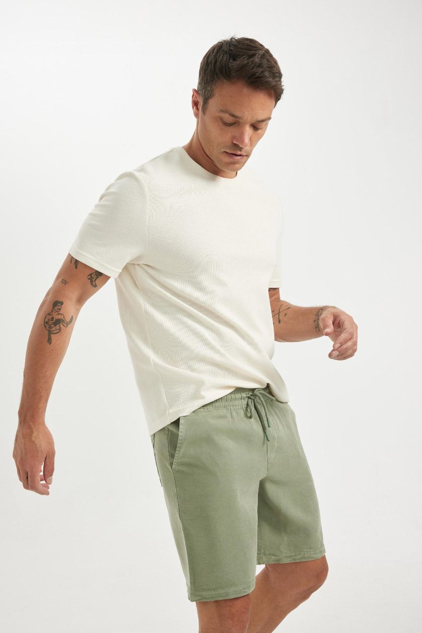 رجال أخضر شورت قصة عادية