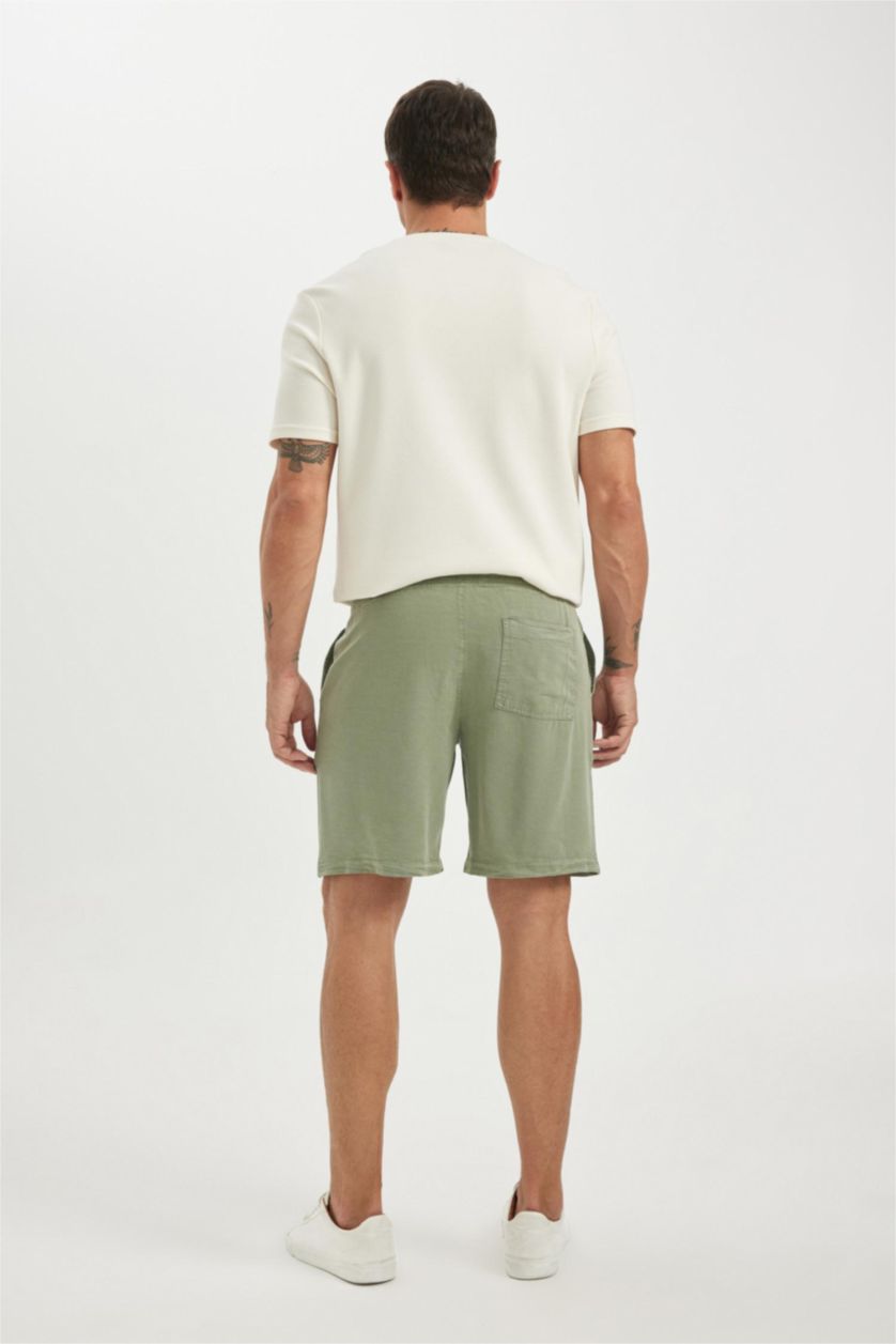 رجال أخضر شورت قصة عادية