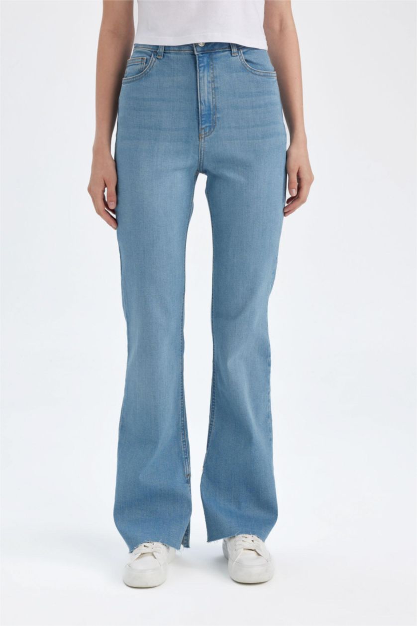 Kadın Açık Mavi Slım Flare Yüksek Bel Paça Ucu Kesik Uzun Jean Pantolon