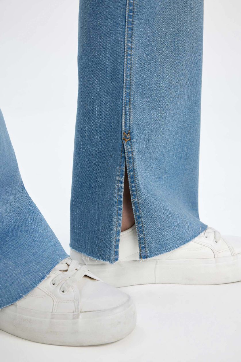 Kadın Açık Mavi Slım Flare Yüksek Bel Paça Ucu Kesik Uzun Jean Pantolon