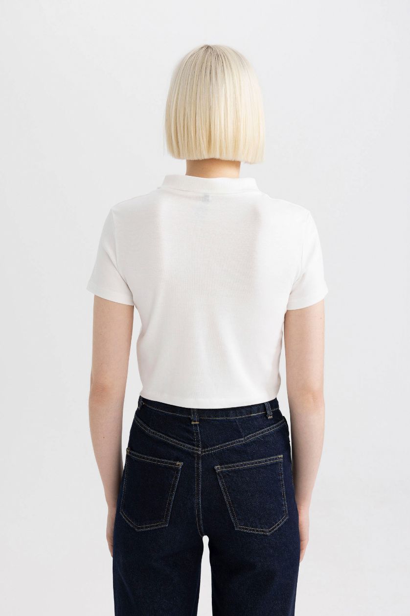 نساء اوف وايت تيشيرت بولو نص كم بطبعة شعار سليم فيت