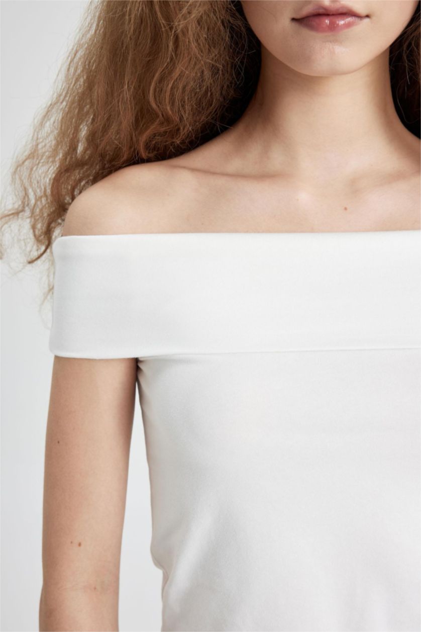 نساء اوف وايت تيشيرت نص كم سليم فيت بكتف مفتوح