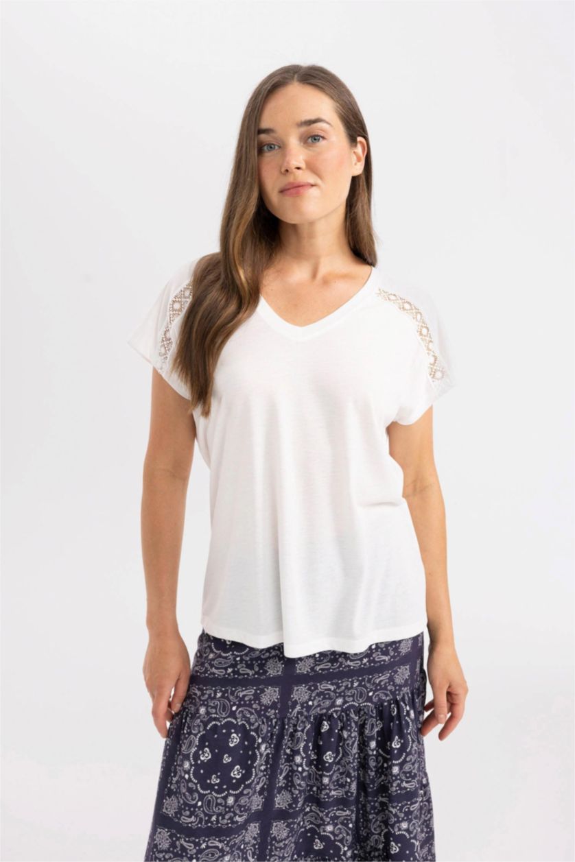 Woman Ecru V-Neck Short Sleeve T-Shirt