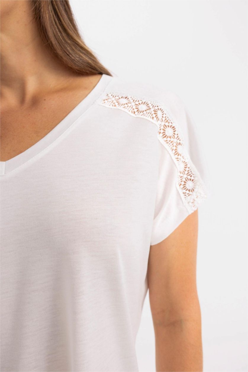 Woman Ecru V-Neck Short Sleeve T-Shirt