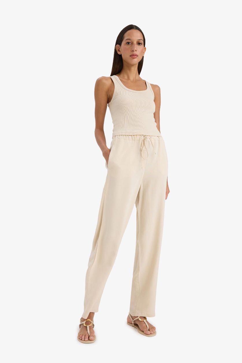 FEMME Beige Pantalon en lin à taille haute et jambes courtes avec poches