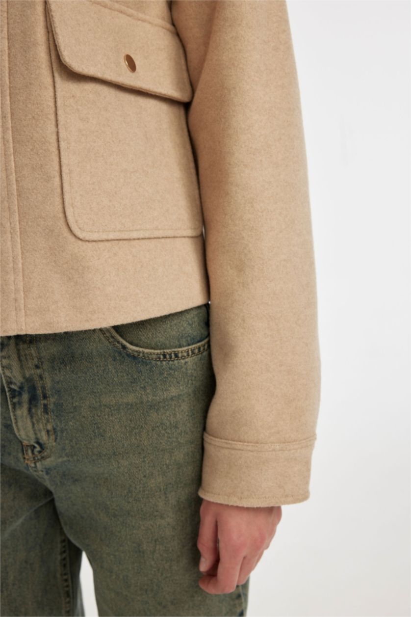 Kadın Bej Regular Kalıp Polo Yaka Çıtçıtlı Cepli Kısa Kaşe Ceket