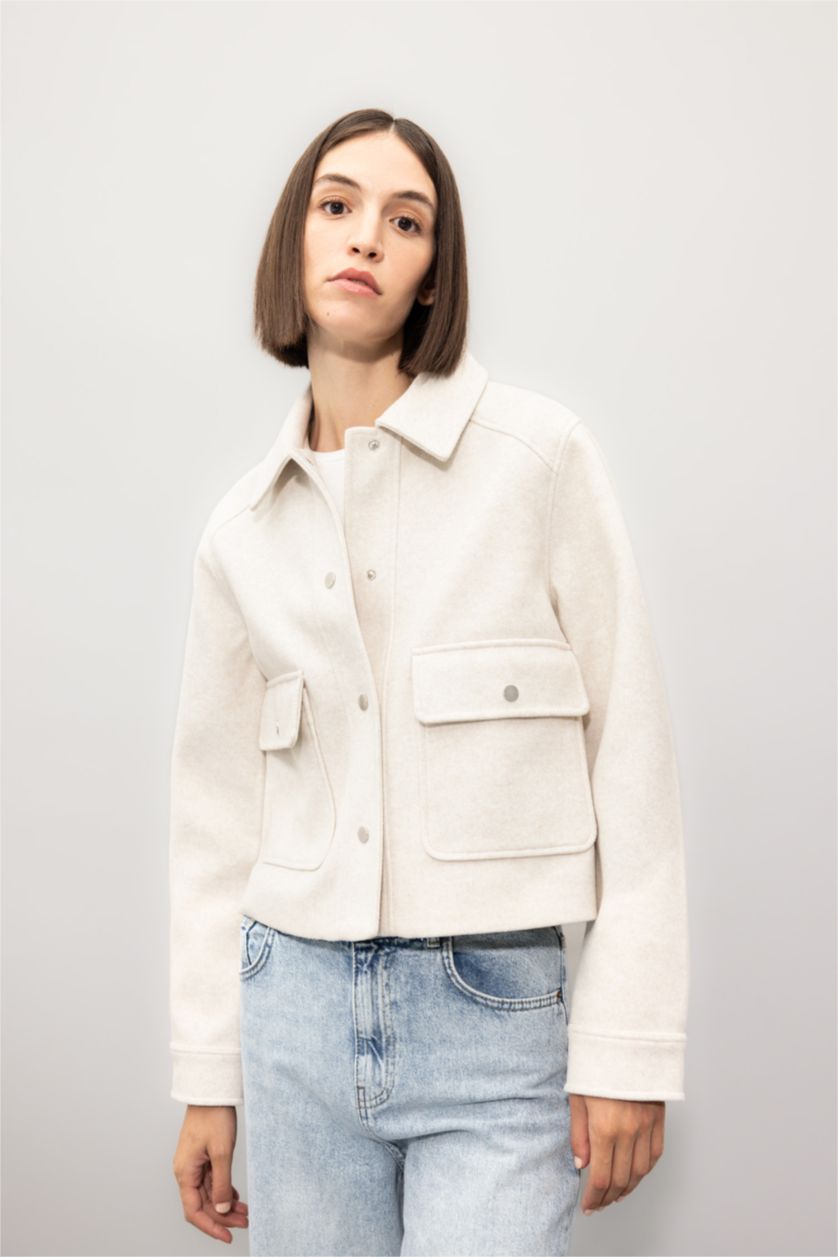 Kadın Ekru Regular Kalıp Polo Yaka Çıtçıtlı Cepli Kısa Kaşe Ceket