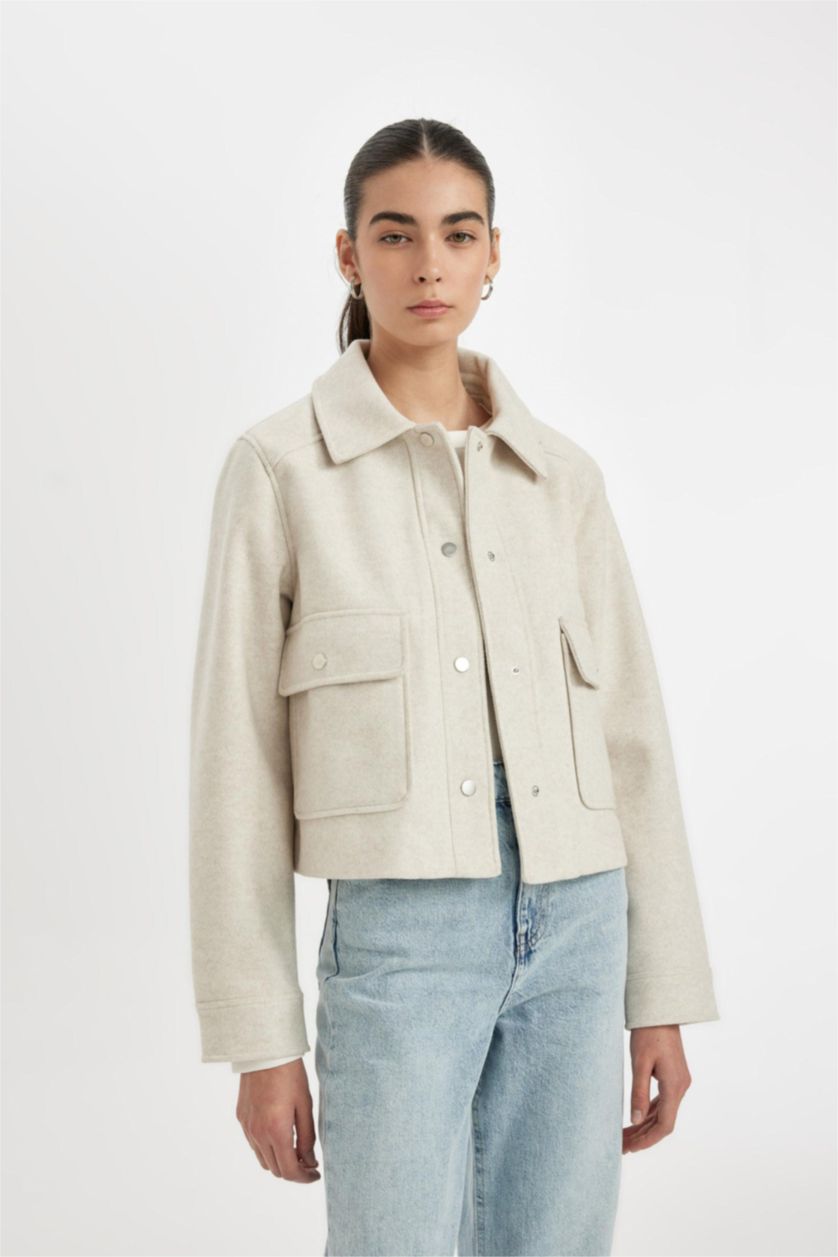 Kadın Ekru Regular Kalıp Polo Yaka Çıtçıtlı Cepli Kısa Kaşe Ceket