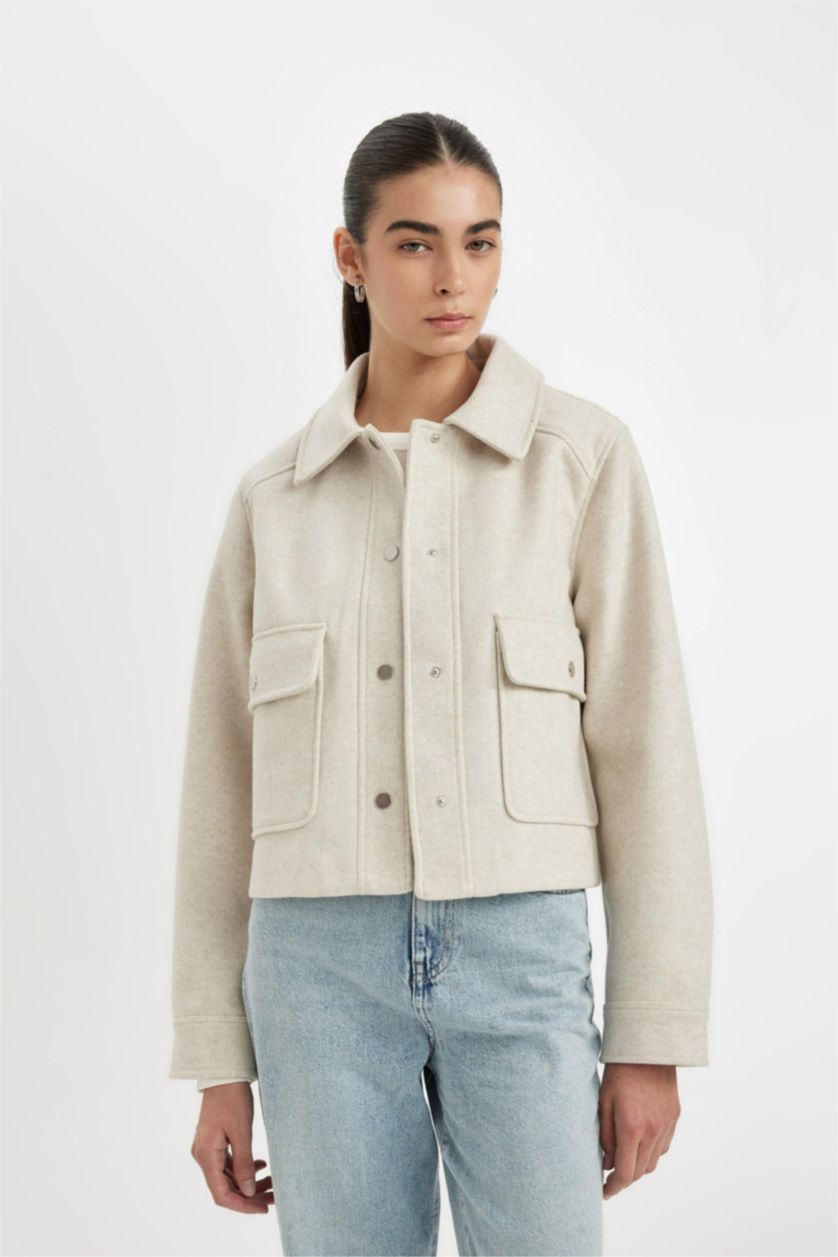 Kadın Ekru Regular Kalıp Polo Yaka Çıtçıtlı Cepli Kısa Kaşe Ceket