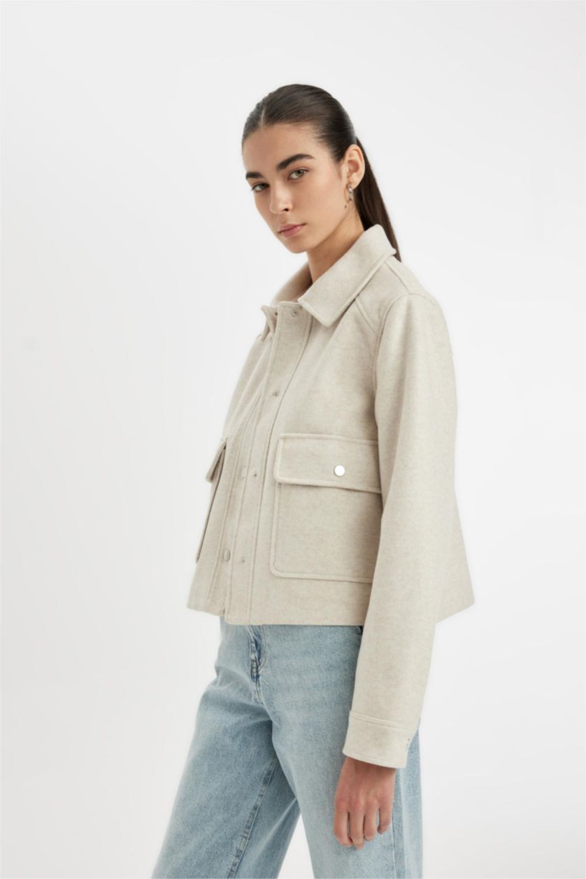 Kadın Ekru Regular Kalıp Polo Yaka Çıtçıtlı Cepli Kısa Kaşe Ceket