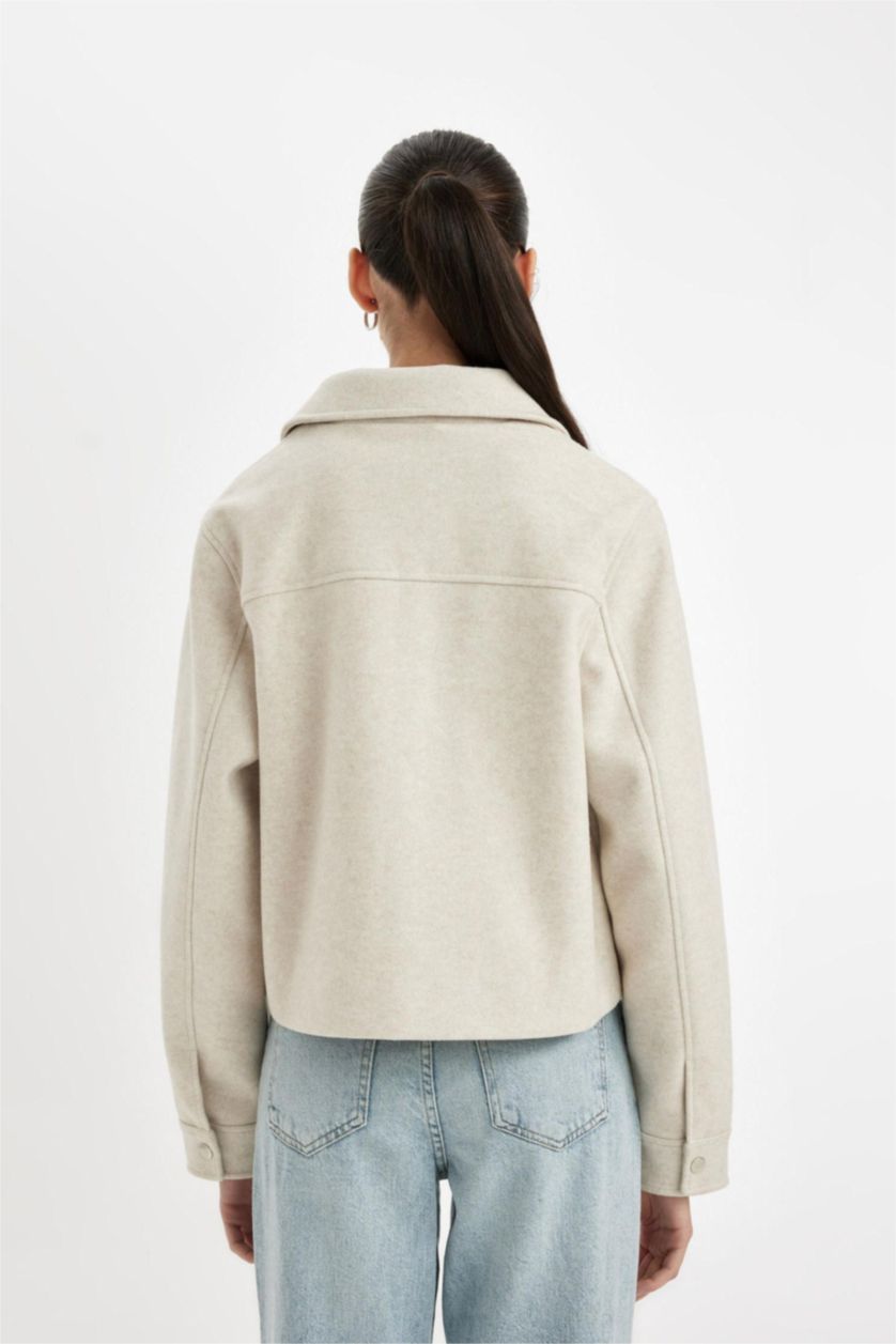 Kadın Ekru Regular Kalıp Polo Yaka Çıtçıtlı Cepli Kısa Kaşe Ceket