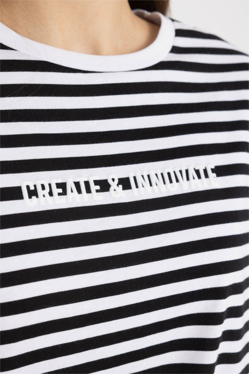 نساء أسود تيشيرت نص كم مخطط بطبعة شعار قصة مريحة