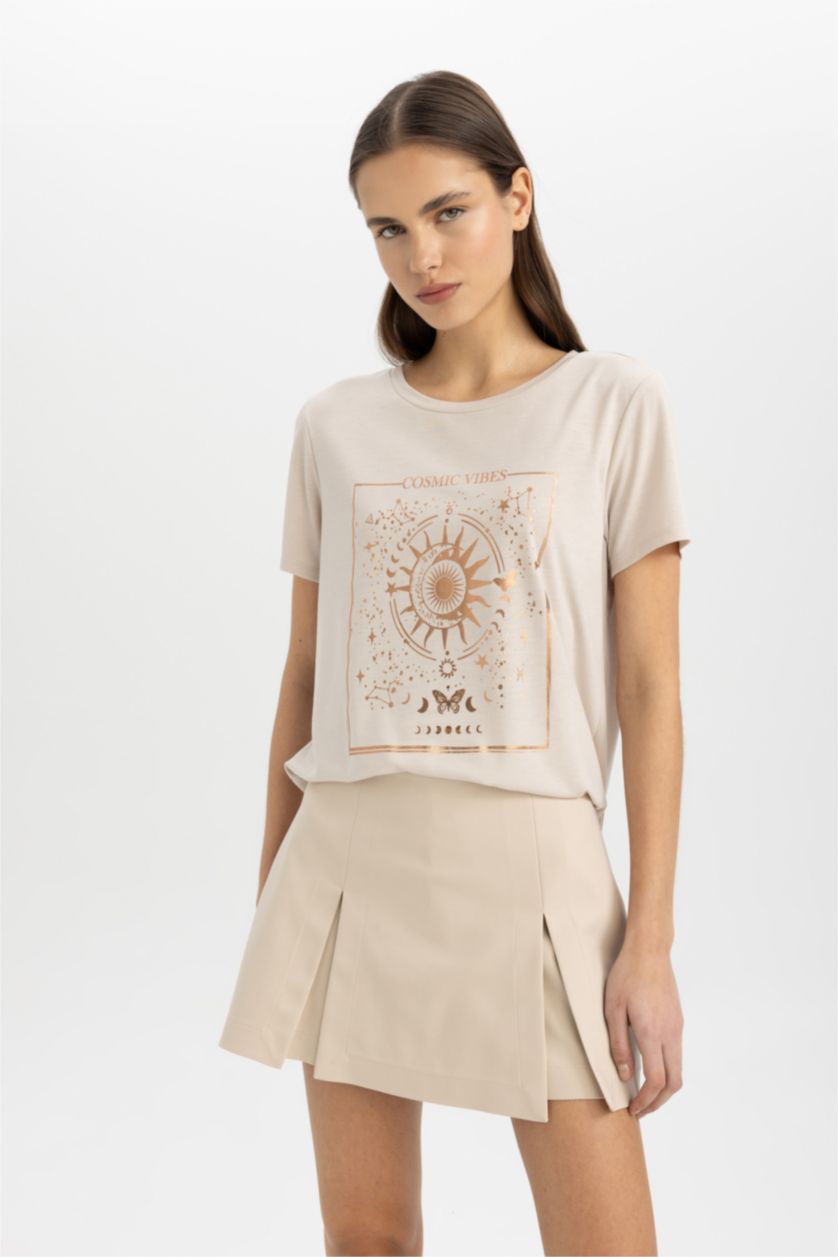 نساء بيج تيشيرت نص كم قصة مريحة برقبة مستديرة