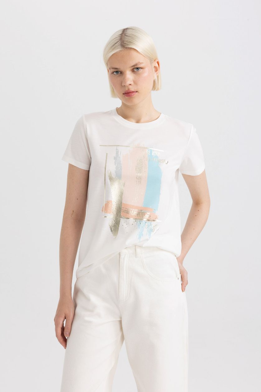 نساء بيج فاتح تيشيرت نص كم مطبوع برقبة مستديرة وقصة عادية