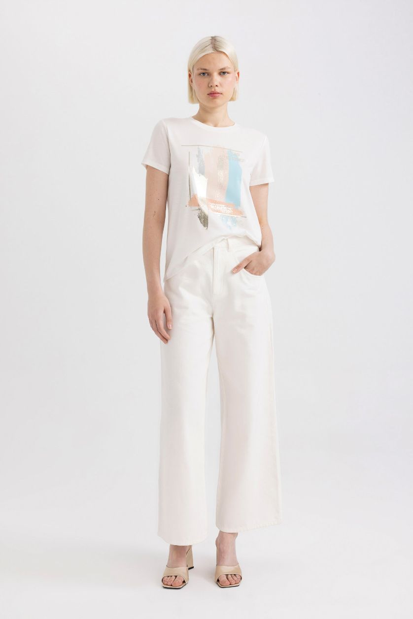 نساء بيج فاتح تيشيرت نص كم مطبوع برقبة مستديرة وقصة عادية