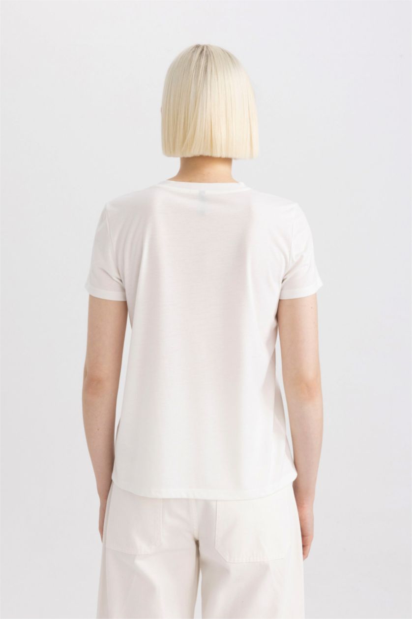 نساء بيج فاتح تيشيرت نص كم مطبوع برقبة مستديرة وقصة عادية