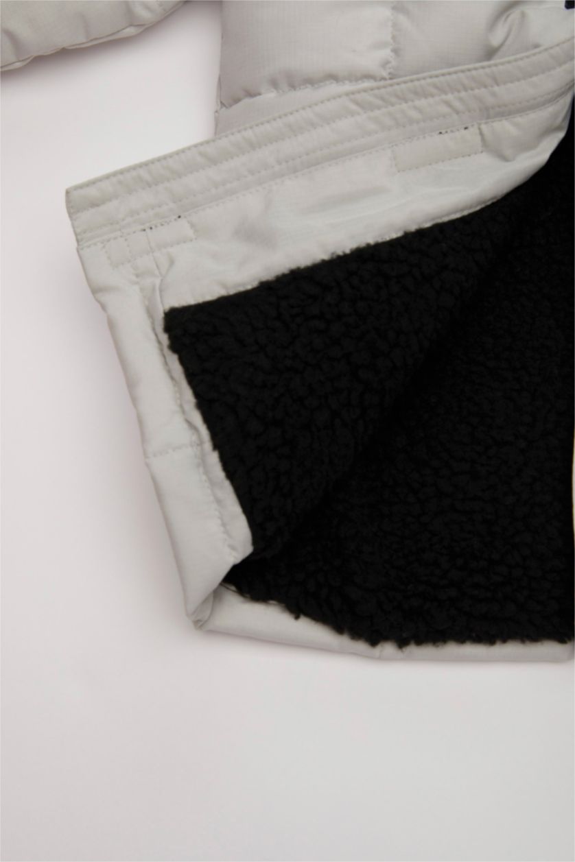 Erkek Bebek Açık Gri Su Geçirmez Polarlı Çok Renkli Ribana Kollu Kapüşonlu Şişme Mont Erkek Bebek