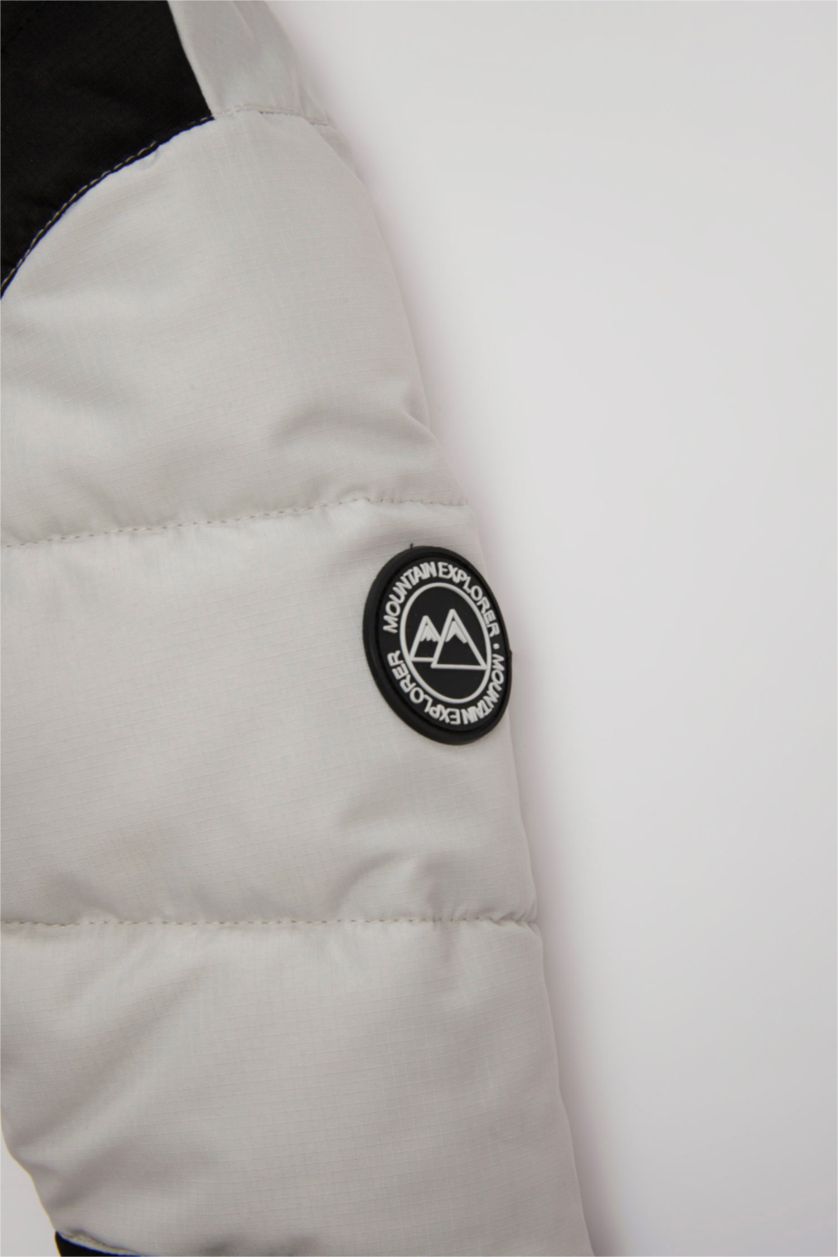 Erkek Bebek Açık Gri Su Geçirmez Polarlı Çok Renkli Ribana Kollu Kapüşonlu Şişme Mont Erkek Bebek