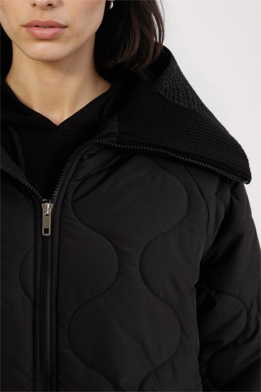 Kadın Siyah Su Geçirmez Mevsimlik Mont Kapitoneli Fermuarlı Cepli Hafif