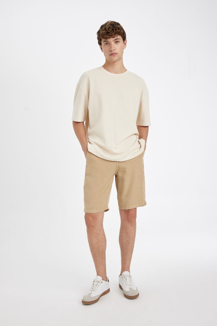 HOMME Beige Short Bermuda en Tencel coupe régulière à Jambe Droite
