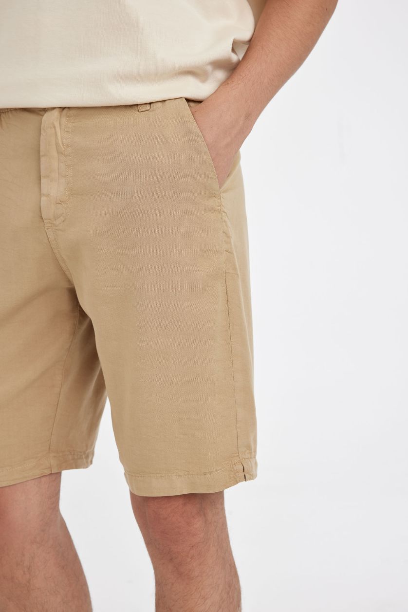 HOMME Beige Short Bermuda en Tencel coupe régulière à Jambe Droite