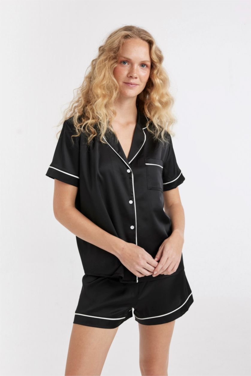 FEMME Noir Ensemble Pyjama en satin à manches courtes avec Short