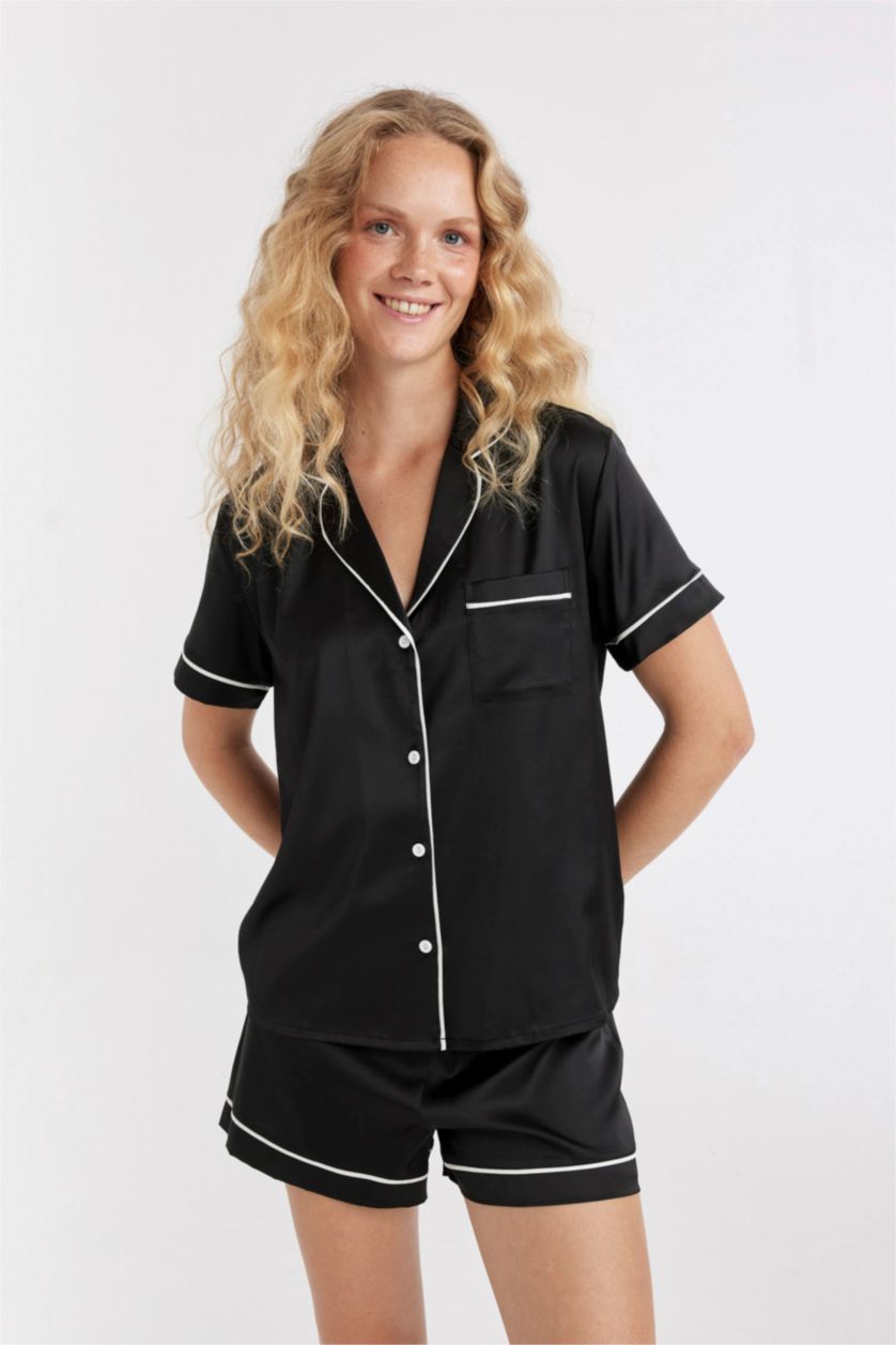 FEMME Noir Ensemble Pyjama en satin à manches courtes avec Short