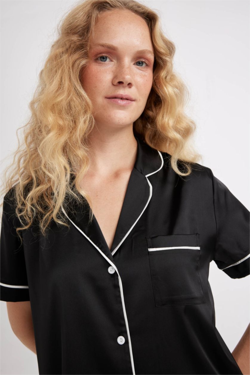 FEMME Noir Ensemble Pyjama en satin à manches courtes avec Short