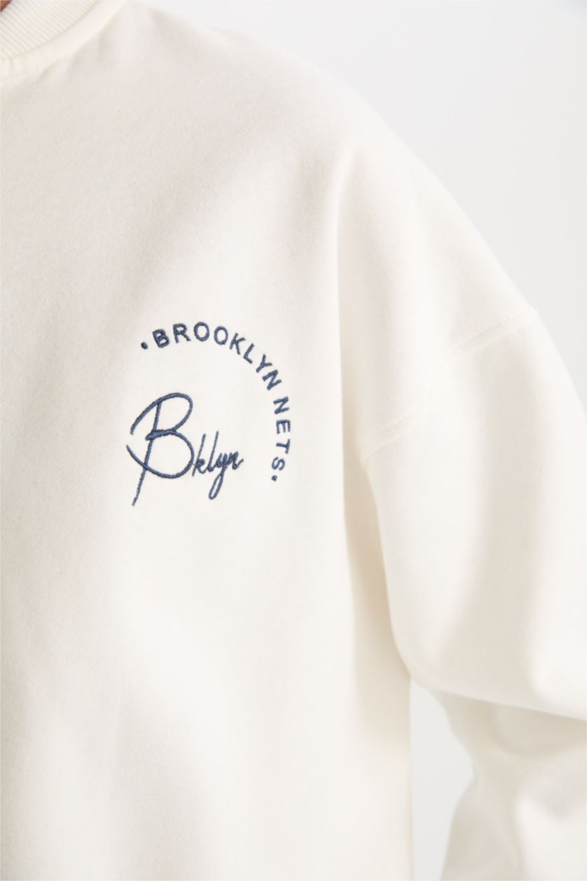 نساء بيج فاتح جاكيت بومبر قماش سميك واسع بطبعة من الخلف من NBA Brooklyn Nets