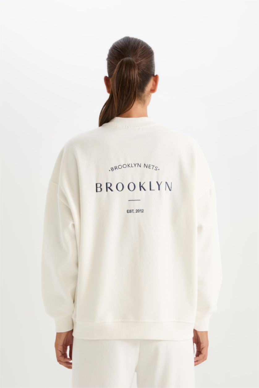 نساء بيج فاتح جاكيت بومبر قماش سميك واسع بطبعة من الخلف من NBA Brooklyn Nets