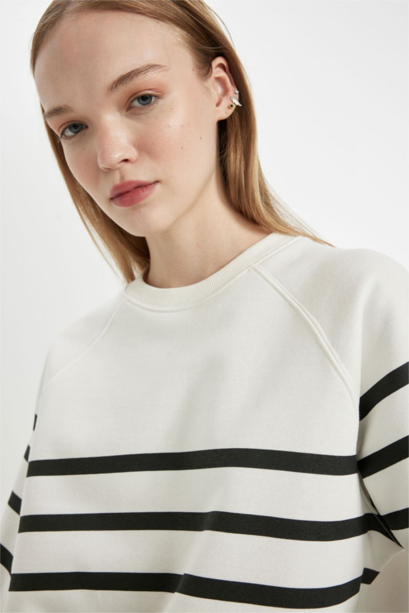 Kadın Kırık Beyaz Oversize Geniş Kalıp Bisiklet Yaka Çizgili Kalın Sweatshirt