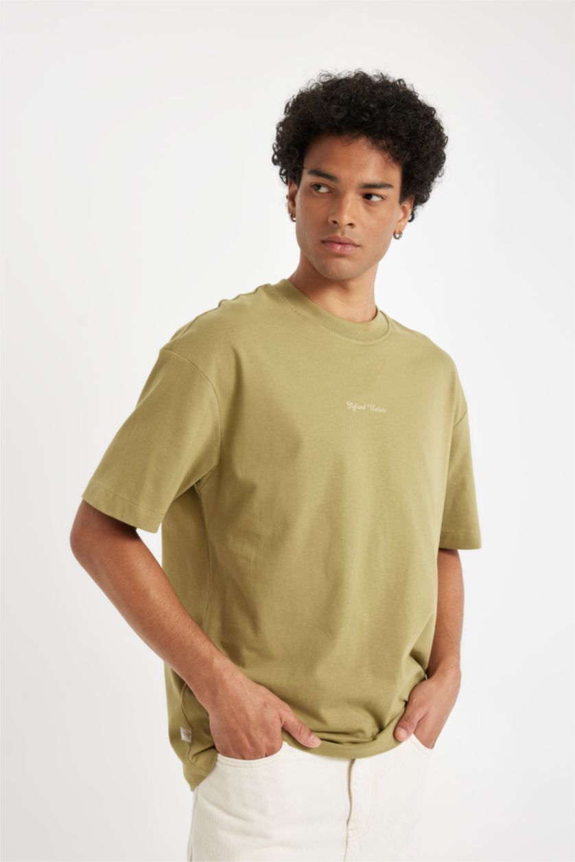 Erkek Zeytin Yeşili %100 Pamuk Boxy Fit Bisiklet Yaka Sırt Baskılı Kısa Kollu Tişört