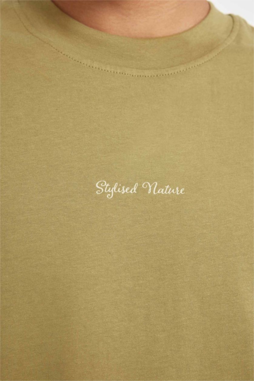 Erkek Zeytin Yeşili %100 Pamuk Boxy Fit Bisiklet Yaka Sırt Baskılı Kısa Kollu Tişört