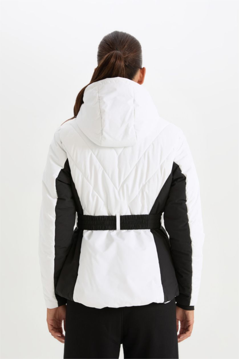 Әйелдерге ақ бас киімді Шаңғы киімдері