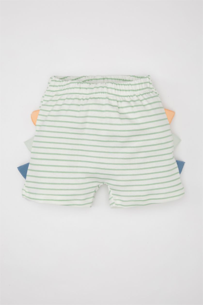 طفل صغير بيج فاتح شورت مخطط ولادي مضلع قصة عادية
