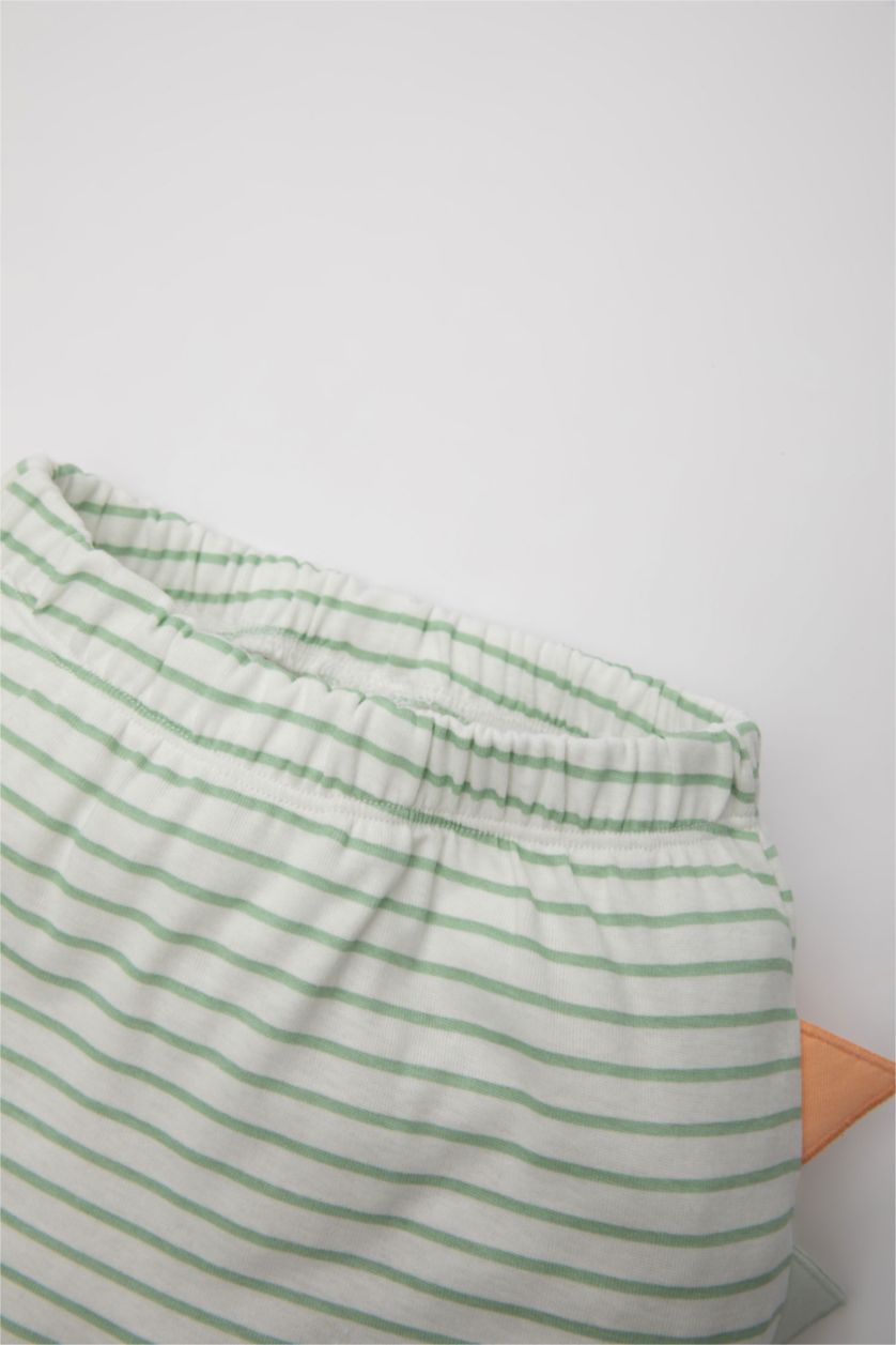 طفل صغير بيج فاتح شورت مخطط ولادي مضلع قصة عادية