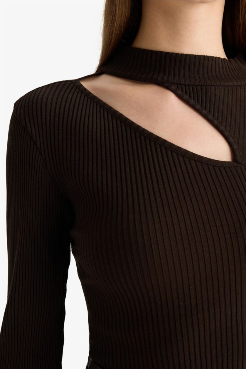 حريمي بني تيشيرت كم طويل سليم فيت مضلع برقبة مستديرة