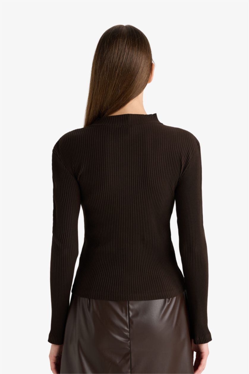 حريمي بني تيشيرت كم طويل سليم فيت مضلع برقبة مستديرة