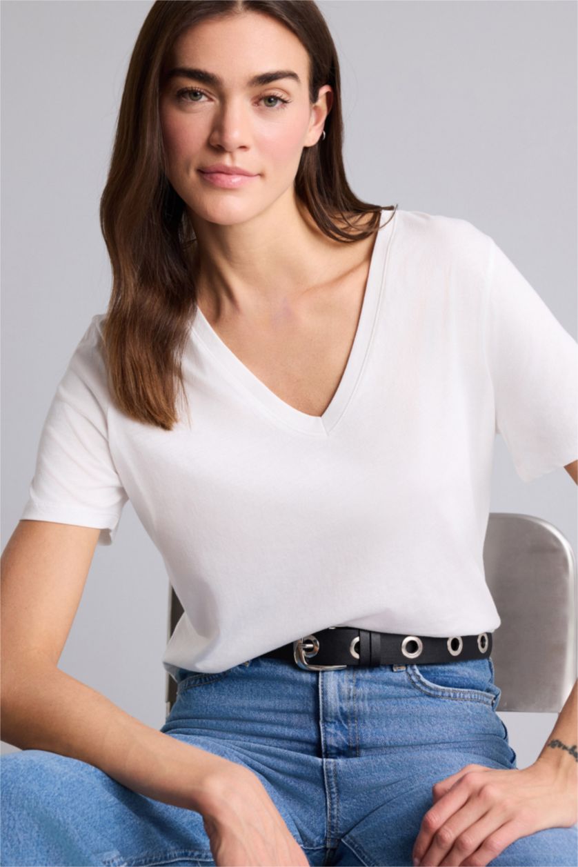 حريمي بيج فاتح تيشيرت نص كم قصة عادية وياقة V