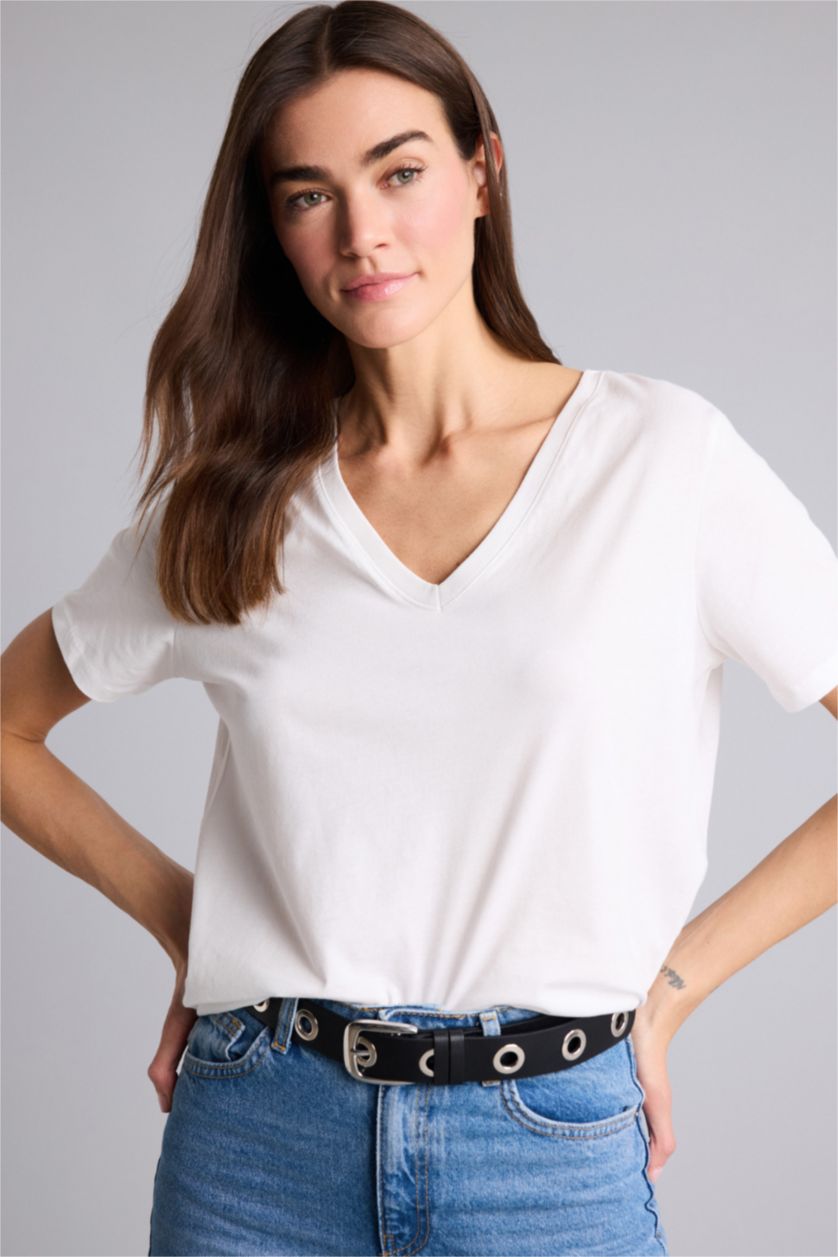 حريمي بيج فاتح تيشيرت نص كم قصة عادية وياقة V