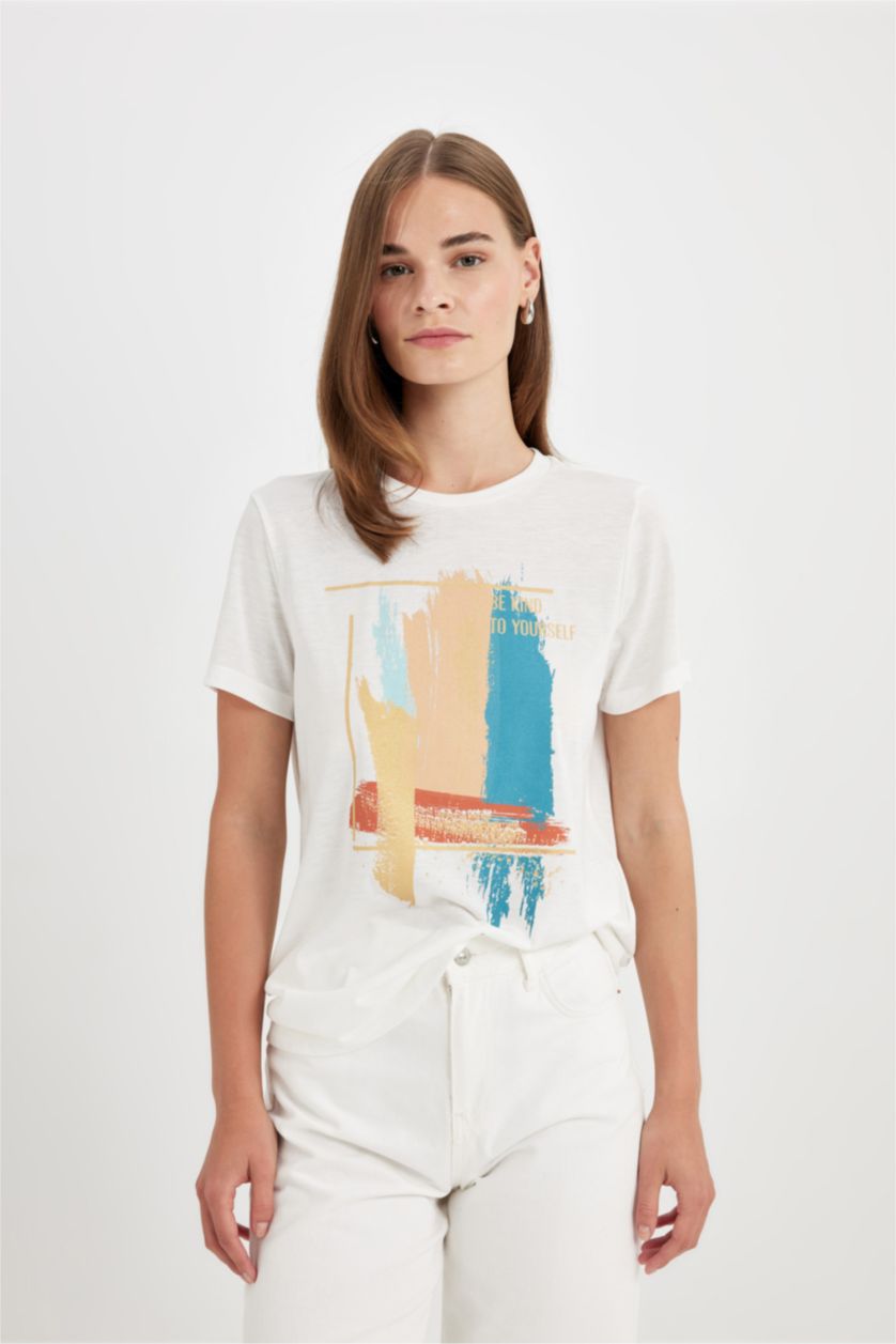 حريمي بيج فاتح تيشيرت مطبوع قصة عادية برقبة مستديرة